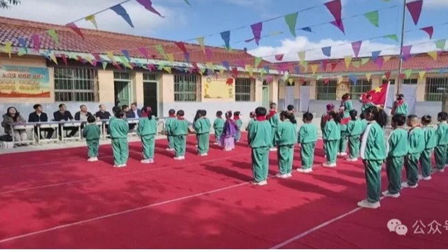 情暖六一 爱心助学——开云手机站官方端网站登录入口-开云(中国)驻村工作队开展“六一”慰问活动