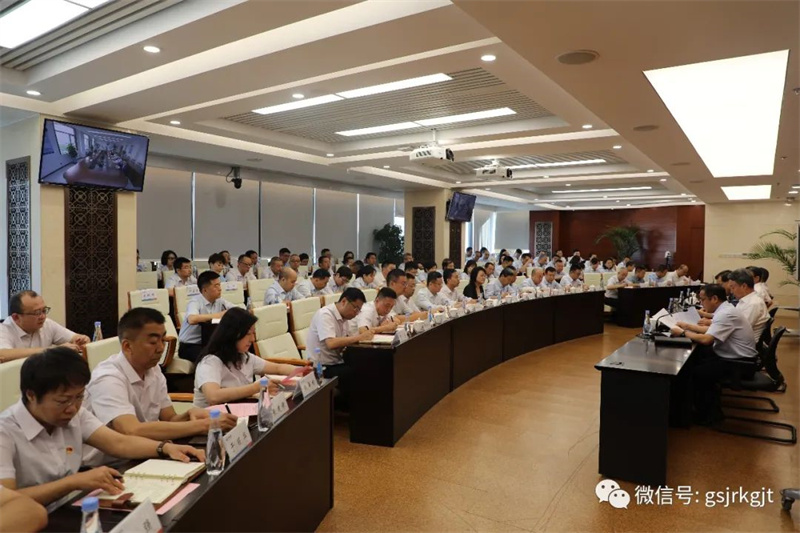 主题教育 | 开云手机站官方端网站登录入口-开云(中国)（华龙证券）召开学习贯彻习近平新时代中国特色社会主义思想主题教育第一批总结暨第二批部署会议